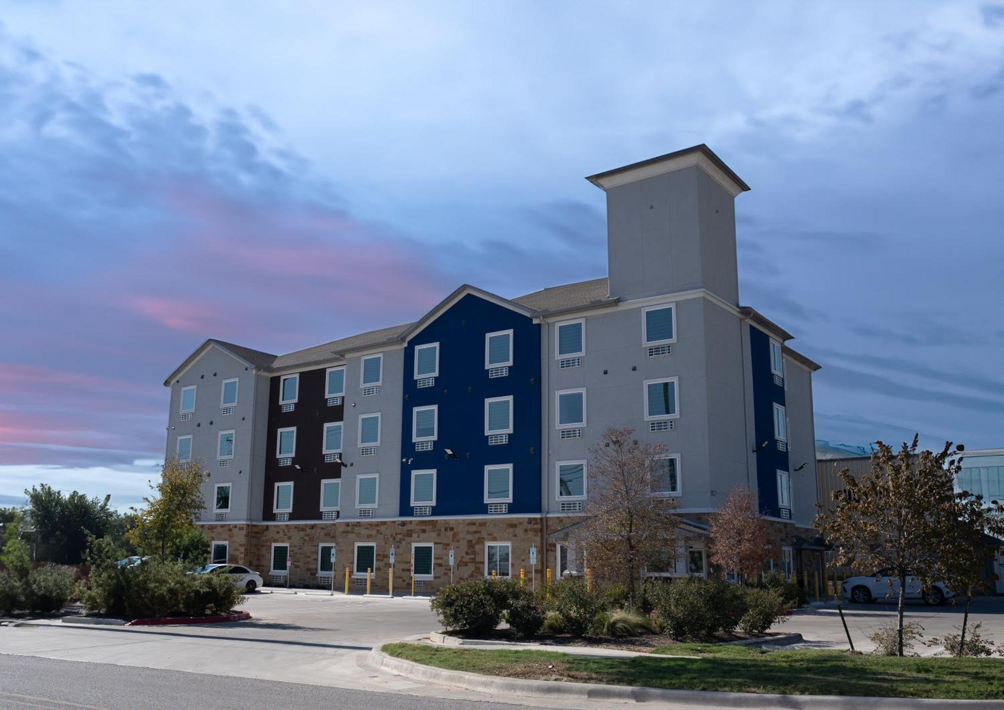 Texas Bungalows Hotel And Hotel Que At I35 Austin Pflugerville Exterior photo